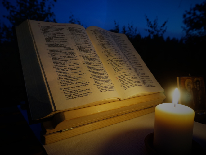Duchowość monastyru. Otwarta biblia przy świecy.