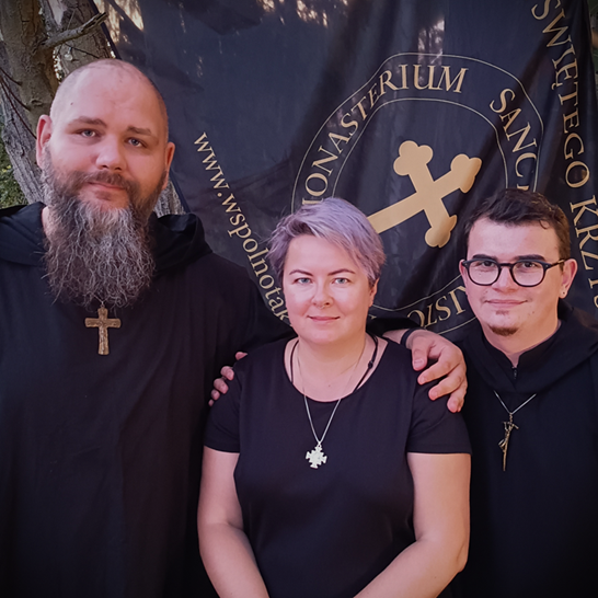 dwóch mężczyzn i kobieta zagłębieni w rozmowie