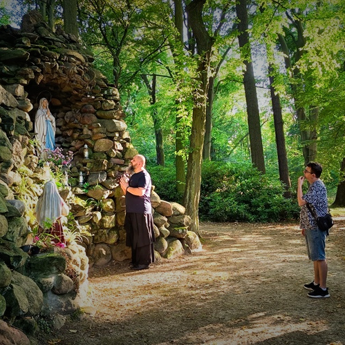 dwóch mężczyzn i kobieta zagłębieni w rozmowie nad nimi serce