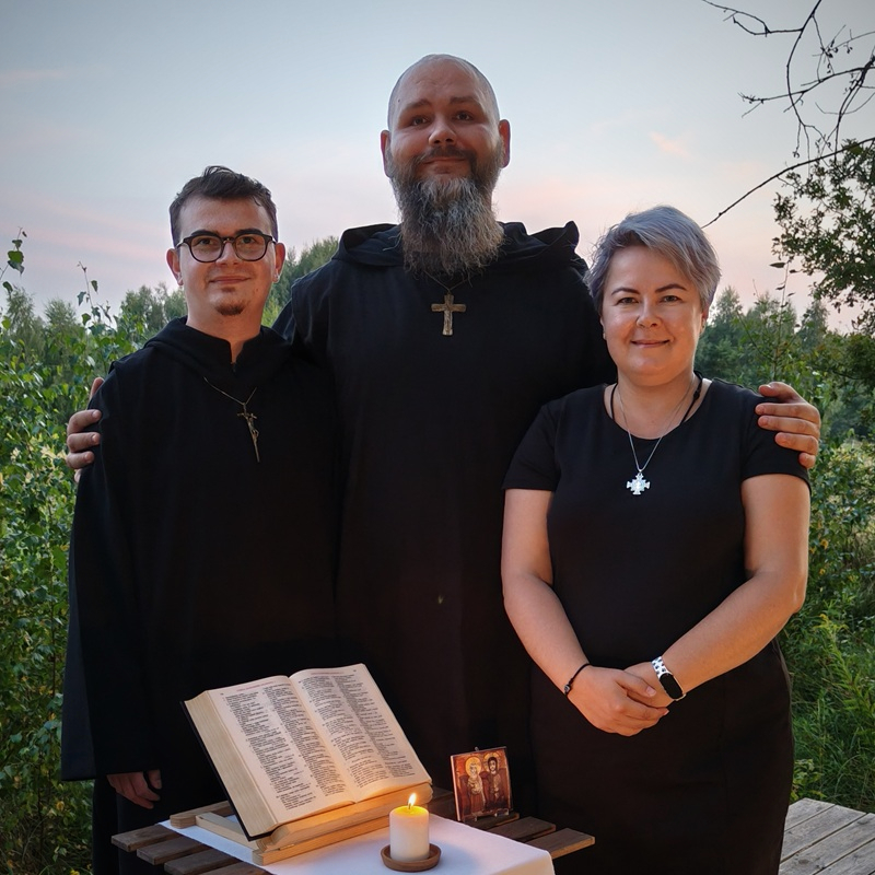 dwóch mężczyzn i kobieta zagłębieni w rozmowie